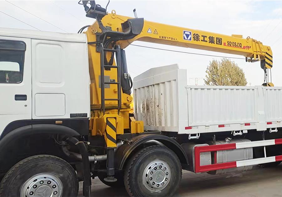 8x4 371hp SINOTRUK with 12tons XCMG crane